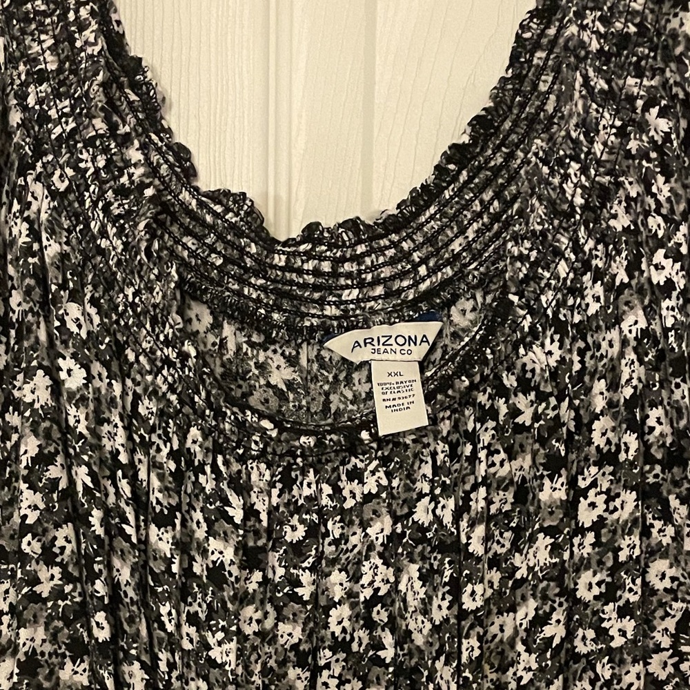 Arizona black and white floral top. XXL